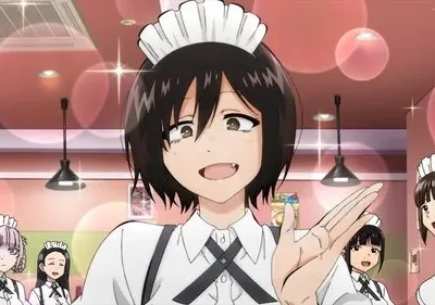 Mulheres de uniforme de empregada sorriem em um café rosa. A central, cabelo escuro e dente pontudo, gesticula alegremente entre brilhos.