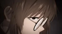 Close-up de perfil de personagem de anime com cabelo castanho e óculos. Olhar para baixo, pensativo, em tom sombrio.