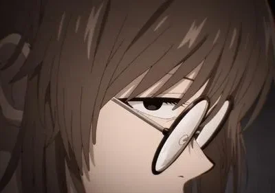 Close-up de perfil de personagem de anime com cabelo castanho e óculos. Olhar para baixo, pensativo, em tom sombrio.