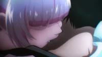 Close-up de personagem de cabelo roxo com olhos fechados e lágrima. Outro personagem a abraça no escuro. Cena triste e íntima.