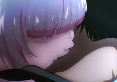 Close-up de personagem de cabelo roxo com olhos fechados e lágrima. Outro personagem a abraça no escuro. Cena triste e íntima.