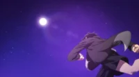 Pessoa de casaco escuro salta ou corre para cima num céu noturno roxo-azulado repleto de estrelas e uma lua cheia brilhante.