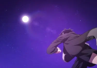 Pessoa de casaco escuro salta ou corre para cima num céu noturno roxo-azulado repleto de estrelas e uma lua cheia brilhante.