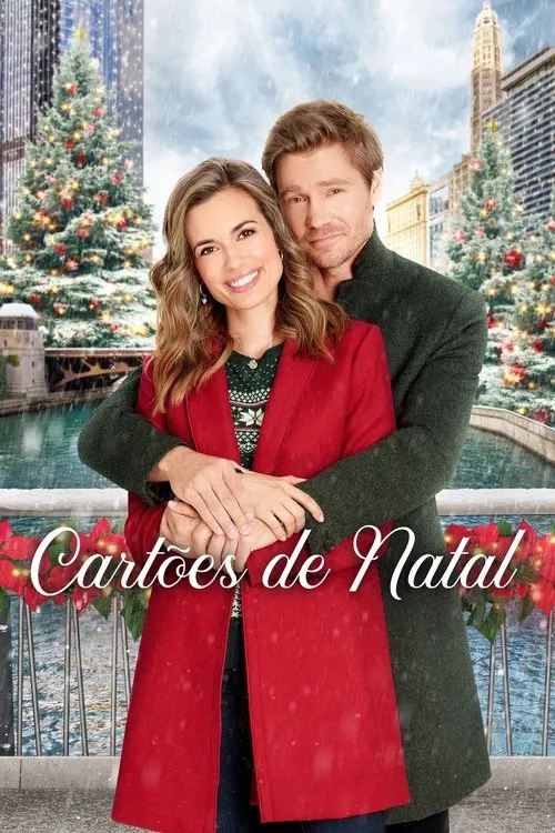 Casal sorridente se abraça em uma cidade nevada com árvores de Natal e prédios ao fundo. Clima festivo e romântico.