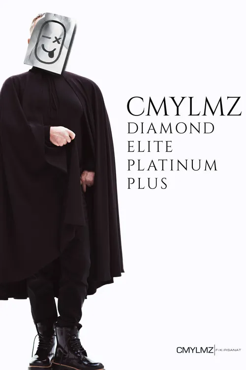 Cem Yılmaz:Diamond Elite Platinum Plus 1 Figura de capa preta e botas,com máscara de papel cobrindo o rosto,mostrando um emoticon brincalhão. Fundo branco minimalista.