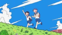 Duas jovens estudantes de anime correm sorrindo por uma colina gramada sob um céu azul vibrante com nuvens. Ao fundo, uma ponte vermelha.