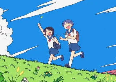 Duas jovens estudantes de anime correm sorrindo por uma colina gramada sob um céu azul vibrante com nuvens. Ao fundo, uma ponte vermelha.
