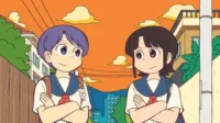 Duas garotas de uniforme, uma de cabelo roxo e outra escuro, sorriem com braços cruzados em rua residencial ao pôr do sol.