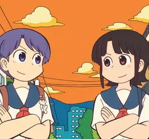 Duas garotas de uniforme, uma de cabelo roxo e outra escuro, sorriem com braços cruzados em rua residencial ao pôr do sol.