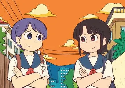 Duas garotas de uniforme, uma de cabelo roxo e outra escuro, sorriem com braços cruzados em rua residencial ao pôr do sol.