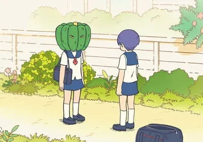 Duas colegiais ao ar livre. Uma tem uma abóbora verde na cabeça com olhos raivosos, a outra está de costas. Clima surreal e colorido.