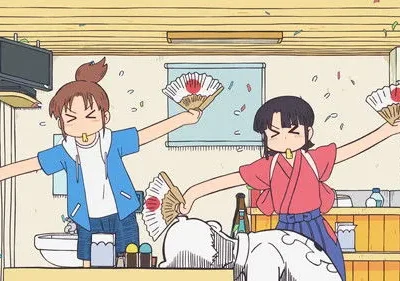 Duas figuras anime alegres dançam com leques japoneses e confetes em uma sala caótica. Uma pessoa dorme na mesa. Clima festivo e divertido.