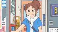 Personagem de anime com rabo de cavalo e moletom azul, olhando com tédio em rua com letreiros japoneses.