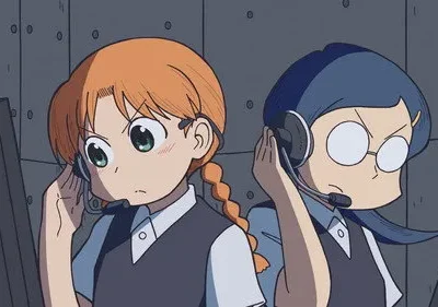 Duas operadoras animadas com headsets em uma sala de controle escura. Uma ruiva surpresa, outra de óculos irritada.