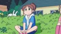Anime: Uma garota de cabelo marrom e olhos grandes senta na grama à noite, pensativa. Um coelho branco dorme em arbustos próximos. Clima sereno.