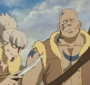 Dois personagens de anime. Um esguio com faca e sorriso malicioso, e outro musculoso e careca com espada. Fundo de vila.