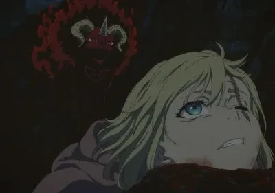 Uma garota loira ferida olha com medo para uma criatura demoníaca vermelha com chifres que brilha na escuridão.