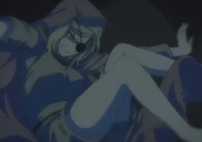 Mulher anime loira de tapa-olho, expressão furiosa, em pose de defesa com braço estendido. Cenário escuro e azulado. Clima tenso.