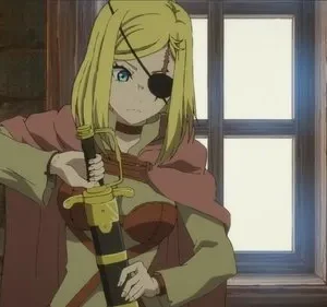 Mulher loira com tapa-olho e cicatriz, em traje de época, segura espada embainhada em sala de pedra com janela.