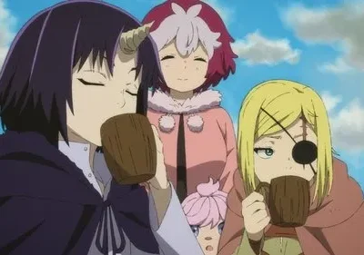 Quatro personagens femininas de anime: uma com chifre roxo, outra com tapa-olho, bebem de canecas de madeira sob céu azul claro. Clima relaxado.