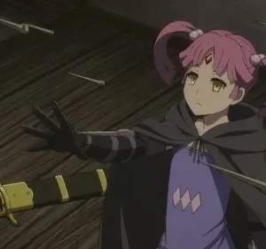 Jovem de cabelo rosa e capa preta, com gema na testa, deflete múltiplas adagas em um ambiente de madeira. Uma espada está no chão.