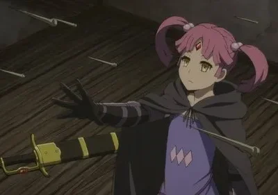 Jovem de cabelo rosa e capa preta, com gema na testa, deflete múltiplas adagas em um ambiente de madeira. Uma espada está no chão.