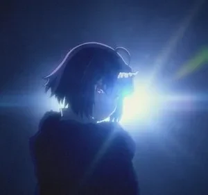 Garota de anime em silhueta, perfil, cabelo roxo e olho vermelho brilhante. Luz azul intensa. Fundo escuro, clima misterioso.