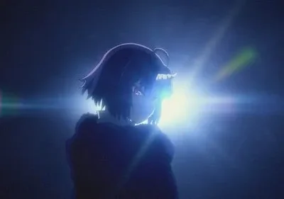 Garota de anime em silhueta, perfil, cabelo roxo e olho vermelho brilhante. Luz azul intensa. Fundo escuro, clima misterioso.