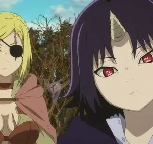 Duas personagens de anime sérias. Uma loira com tapa-olho e cicatriz, e uma de cabelo escuro com chifre e olhos vermelhos, em floresta.