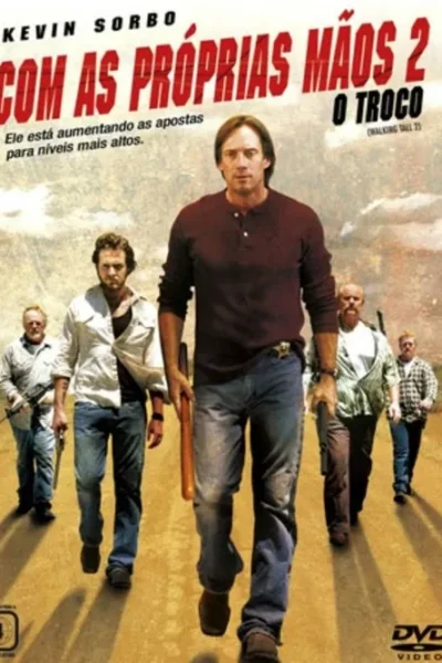 Um homem forte com um bastão lidera um grupo de homens armados por uma estrada de terra. Cenário rural, clima de ação e justiça.