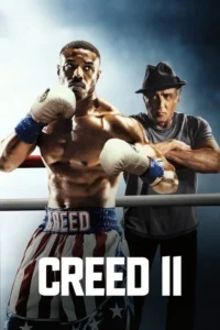 Boxeador musculoso com shorts de bandeira e luvas no ringue,e um mentor sério com chapéu atrás. Ambiente dramático e focado.