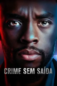 Close-up de um homem negro com barba e expressão séria,iluminado por luzes dramáticas vermelha e azul. Clima intenso.