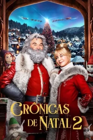 Papai e Mamãe Noel sorriem com elfos. Ao fundo, uma vila de Natal nevada, trenós no céu e árvore iluminada.