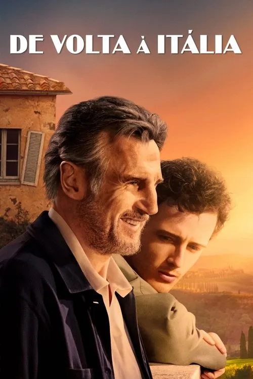 Um homem sorridente e um jovem sério em primeiro plano. Ao fundo, colinas verdejantes e uma casa de pedra sob o pôr do sol dourado.