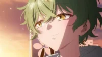 Jovem anime de cabelo verde espetado e olhos dourados, com rubor suave, sorri gentilmente sob um céu de pôr do sol rosa-laranja.
