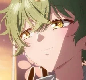 Jovem anime de cabelo verde espetado e olhos dourados, com rubor suave, sorri gentilmente sob um céu de pôr do sol rosa-laranja.