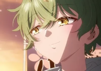 Jovem anime de cabelo verde espetado e olhos dourados, com rubor suave, sorri gentilmente sob um céu de pôr do sol rosa-laranja.