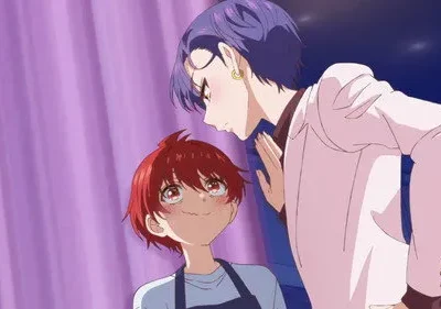 Um personagem de cabelo roxo em terno branco inclina-se sobre outro de cabelo vermelho com avental, que cora e sorri. Cena anime íntima e flertante.
