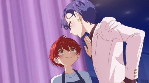 Um personagem de cabelo roxo em terno branco inclina-se sobre outro de cabelo vermelho com avental,que cora e sorri. Cena anime íntima e flertante.