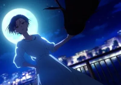 Jovem de cabelo escuro e vestido branco, com semblante sério, sob lua cheia em noite urbana com luzes ao fundo.