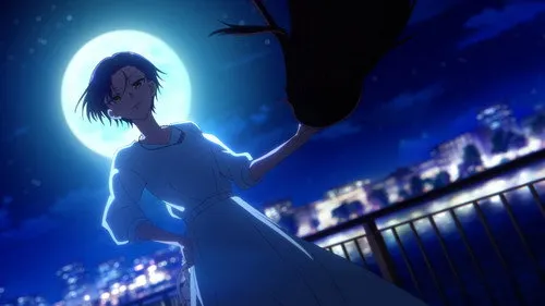 Jovem de cabelo escuro e vestido branco,com semblante sério,sob lua cheia em noite urbana com luzes ao fundo.