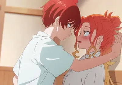 Homem ruivo inclina-se sobre mulher de cabelo laranja, que cora e expressa surpresa. Seus rostos estão próximos em um abraço terno.