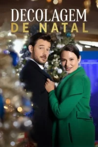 Casal em aeroporto decorado para festa. Mulher sorridente segura homem surpreso. Clima leve e romântico.