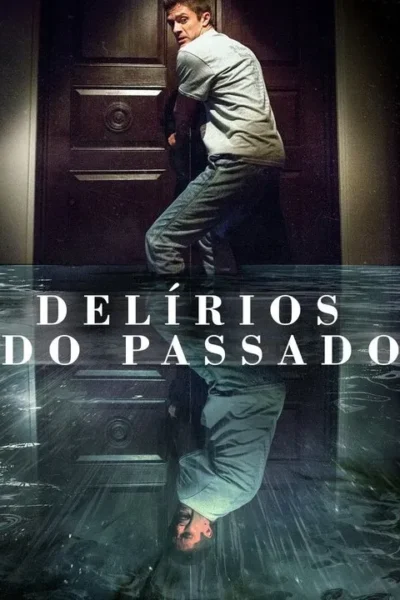 Homem assustado espreita para trás de uma porta escura. Abaixo, seu reflexo invertido e distorcido em água turva. Atmosfera de suspense.
