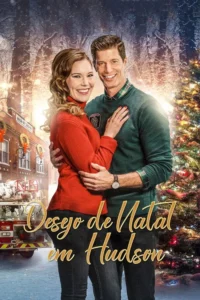 Casal sorridente abraçado em cenário de neve. Árvore de Natal iluminada e caminhão de bombeiros à esquerda. Ambiente festivo e romântico.