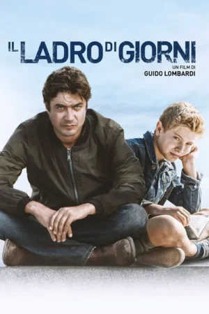 Um homem de rosto sério e um menino pensativo com um livro sentados juntos ao ar livre. Fundo de céu claro.