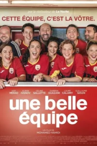 Nove pessoas, a maioria mulheres de uniformes esportivos vermelhos, sorriem e riem em um vestiário. Clima alegre e de união.