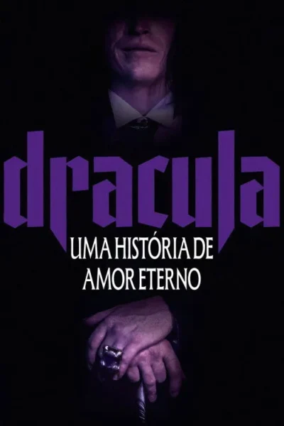 Pôster escuro: rosto pálido e mãos de um homem de terno, com anel e bengala. Luz roxa destaca a pele. Clima sombrio e elegante.