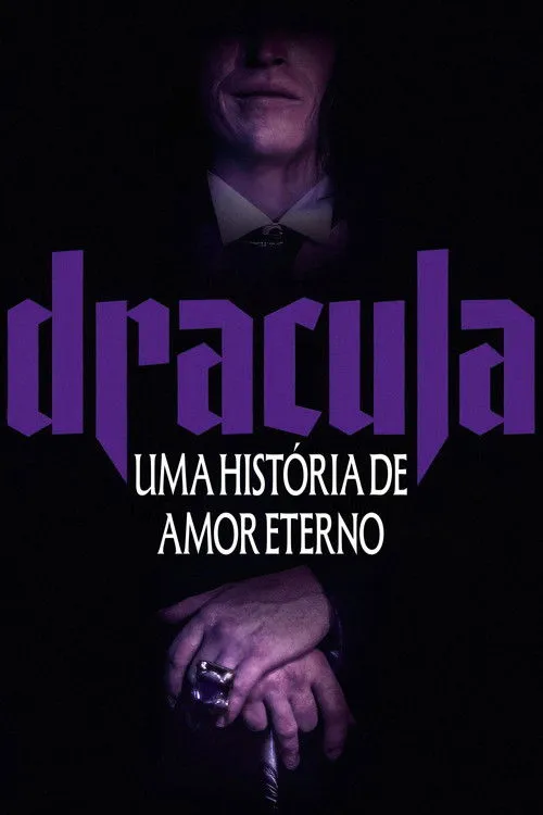 Pôster escuro: rosto pálido e mãos de um homem de terno, com anel e bengala. Luz roxa destaca a pele. Clima sombrio e elegante.