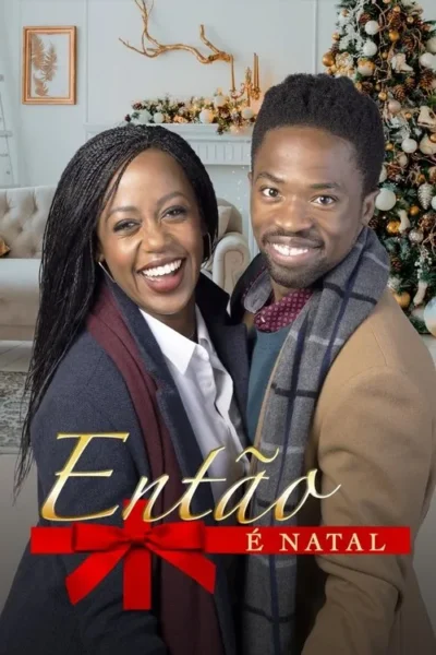 Rostos próximos de um casal negro sorridente em sala de Natal. Árvore e lareira decoradas, clima festivo e alegre.